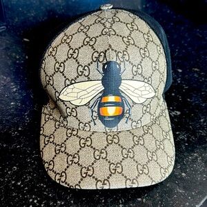 Authentic GUCCI bee baseball hat with supreme print